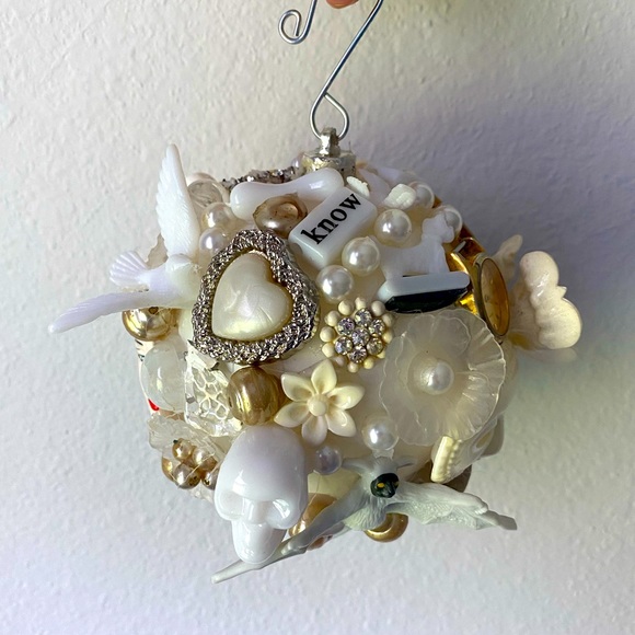 One of a kind white ornament - Picture 14 of 17